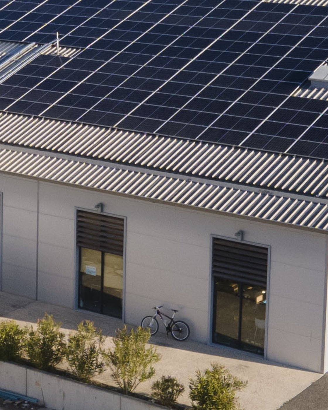 Façade des bureaux et toiture photovoltaïque