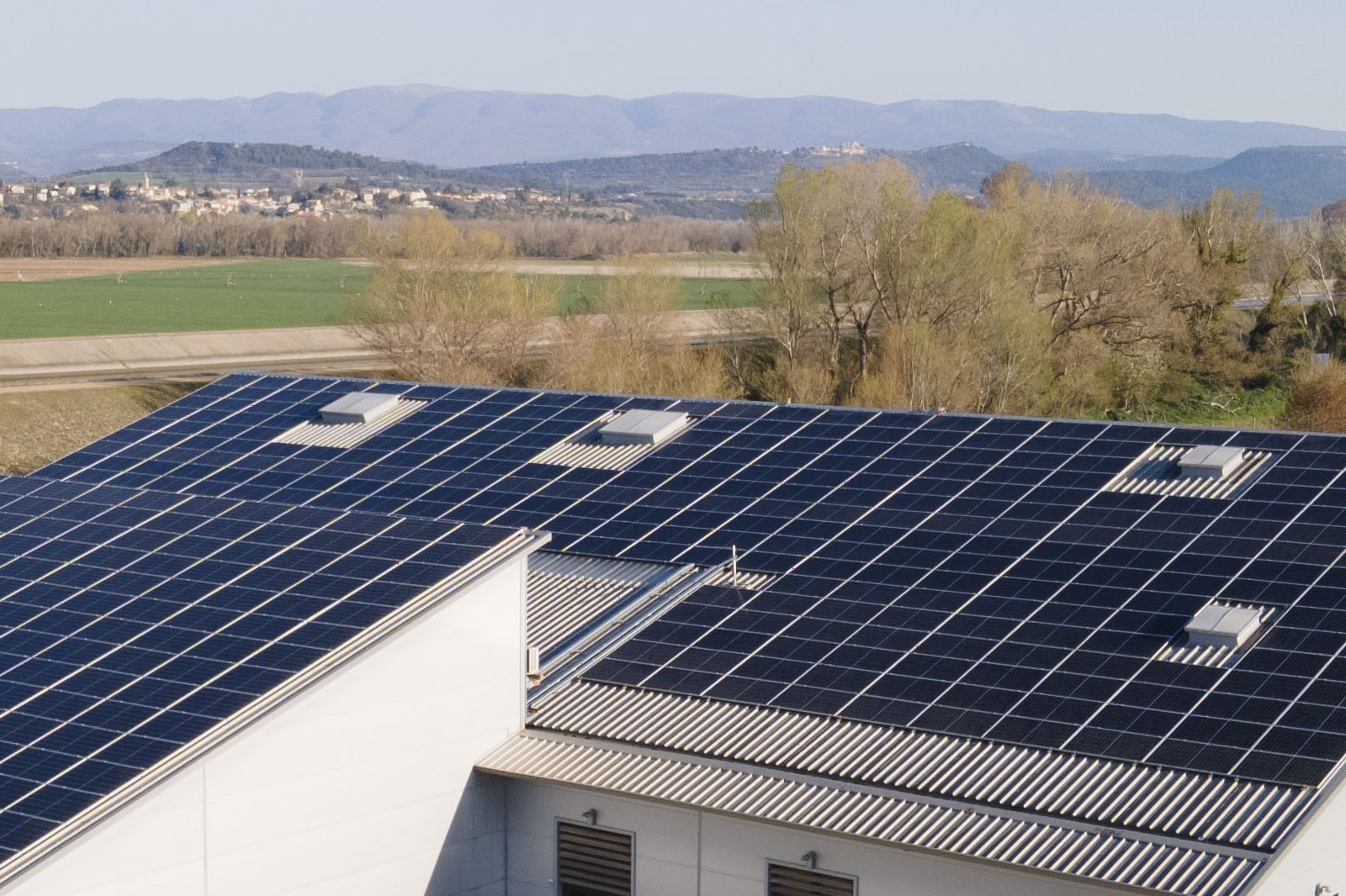 Toitures photovoltaïques et collines de Haute-Provence